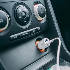   Autós szivargyújtó adapter 2 USB aljzattal - 2,4 A - Fehér